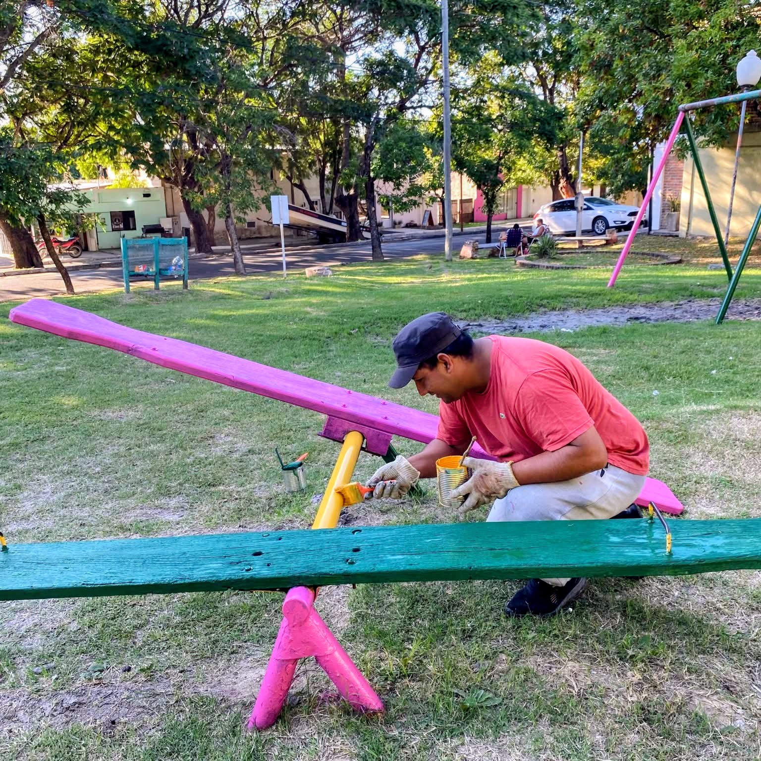 Continúan las tareas de pintura y mantenimiento en plazas de La Paz